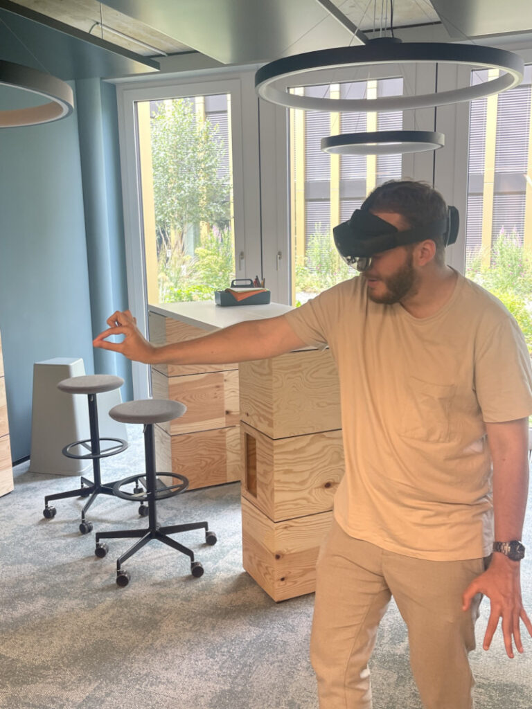 Testen der Microsoft HoloLens 2 im Büro der ORBIS Schweiz Testlauf der HoloLens 2