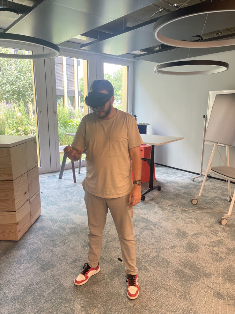 Testen der Microsoft HoloLens 2 im Büro der ORBIS Schweiz Testlauf HoloLens 2