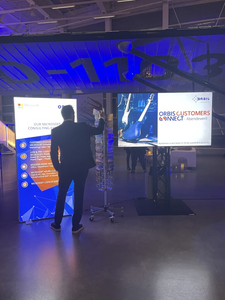 Kunde vor dem Postkartenständer