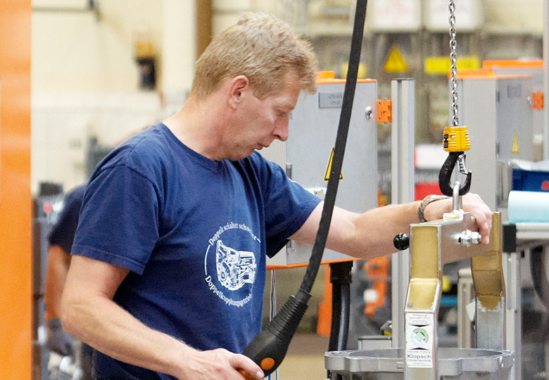 Arbeiter in einer Fabrikhalle von ZF Fabrikhalle ZF Friedrichshafen AG