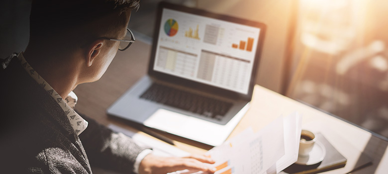 Microsoft Power Platform User verwendet die Microsoft Power Platform am Computer