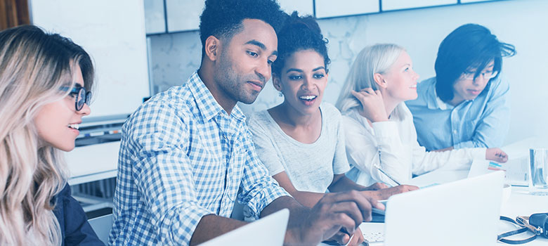 Mit SAP Enable Now Schulungsmaterial aufnehmen, bereitstellen und managen Mitarbeiter verwenden SAP Enable Now zum Anschauen von digitalem Schulungsmaterial