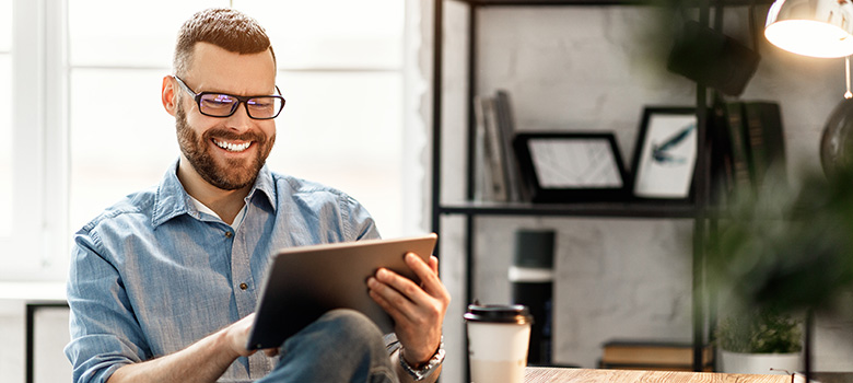 Ebooks zu Microsoft CRM kostenlos downloaden Mann liest ein kostenloses Ebook zum Thema Microsoft CRM